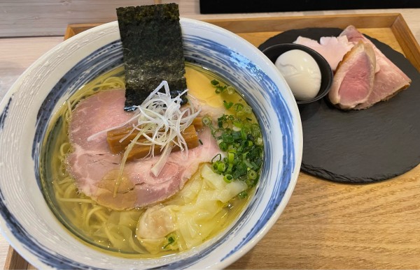 「特製塩ラーメン+ワンタン」@Ramen Suzurunの写真