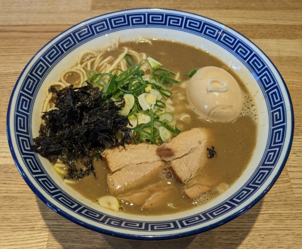 「豚骨煮干 + 味玉」@豚骨醤油 三輪の写真