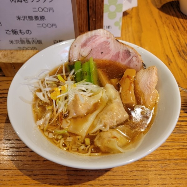 「醤油中華そば＋肉海老ワンタン」@中華そば べぃしっくの写真