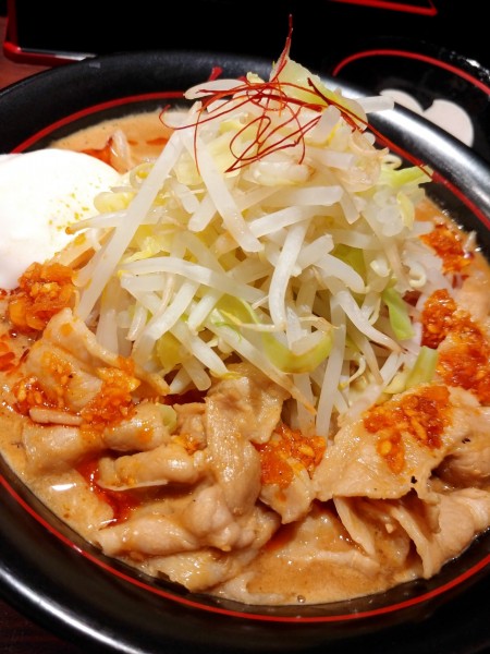 「紅らーめん・温泉たまご増し」@麺創研 紅 武蔵新城の写真