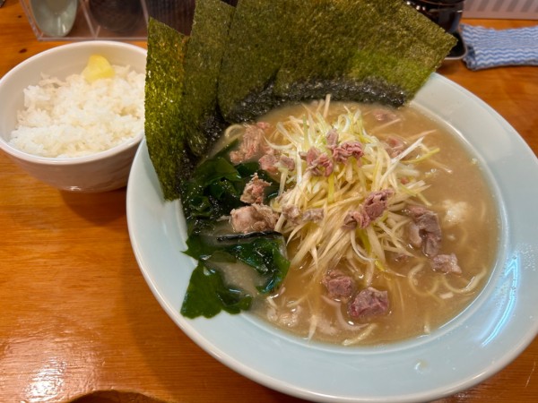 「ねぎラーメン850円+ライス100円」@ニューラーメンショップ 小田原店の写真