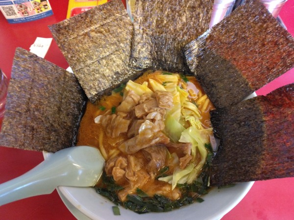 「期間限定、もつ味噌ラーメン1050円クーポン海苔」@山岡家 狭山店の写真