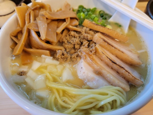 「鶏白湯 大盛り＋メンマ＋豚バラチャーシュー」@らーめん鶏の一の写真
