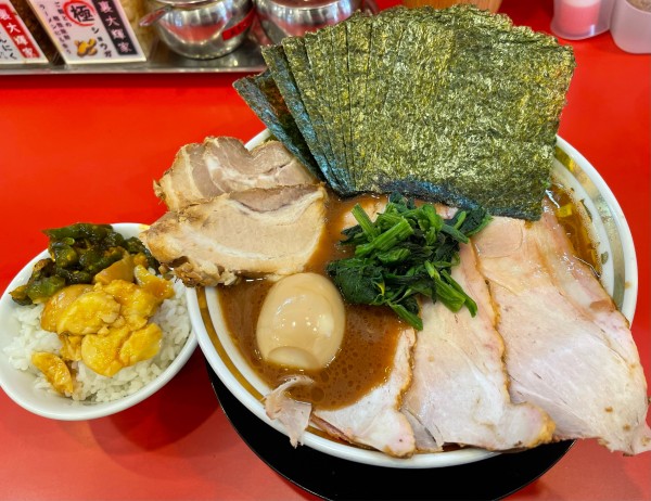 「裏チャーシューメン(中)、のり、ライス」@家系ラーメン 裏大輝家 青物横丁店の写真