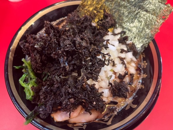 「ラーメン(並)800円＋岩のり200円＋Twitter玉ねぎ」@大輝家直系家系ラーメン 大金家 亀有店の写真