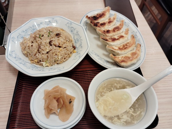 「小盛チャーハンと餃子セット 820円」@ぎょうざの満洲 町田パリオ店の写真