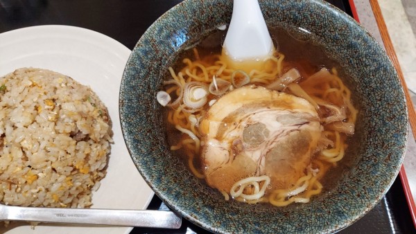 「半ラーメンとチャーハンのセット 1000円」@らーめん あいちゃく亭の写真