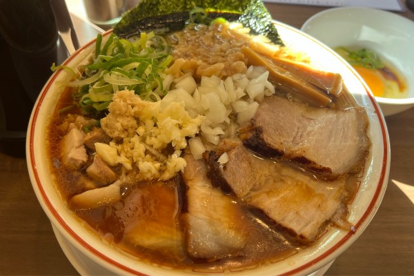 「チャーシューめん ニンニクショウガ+背脂+青ネギ+すき焼き」@柏 濃麺や 39名の写真