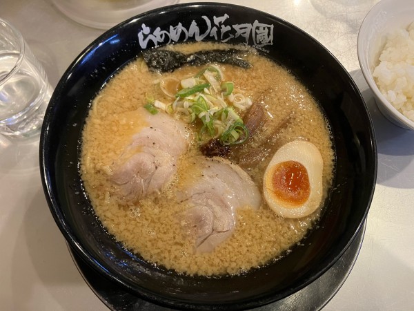 「嵐げんこつらーめん(醤油)820円＋半ライス150円」@らあめん花月嵐 鷺宮店の写真