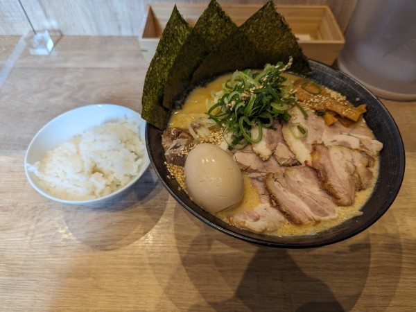 「白味噌らーめん　ヤサイ　味玉　半ライス」@九段下 中路の写真