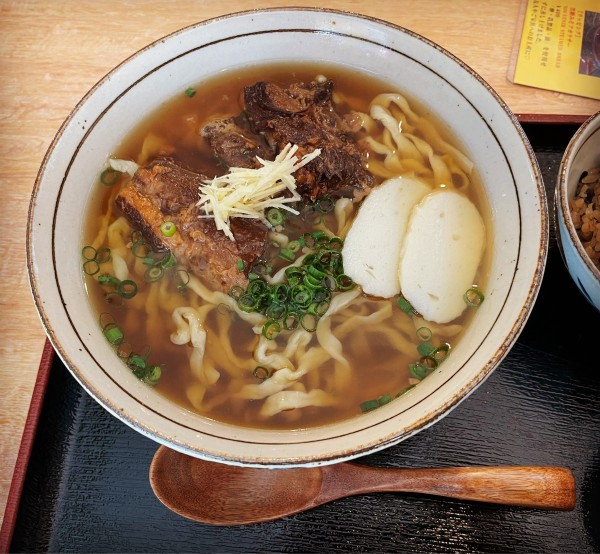 「軟骨ソーキそば」@麺そ～れ～護地楽屋の写真