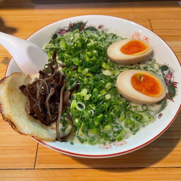 「豚骨ラーメン　青ネギ　味玉」@コハクノトキの写真
