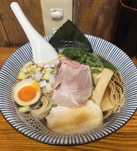 「煮干そば黒醤油(930円)＋大盛(150円)」@中華そば よしかわの写真