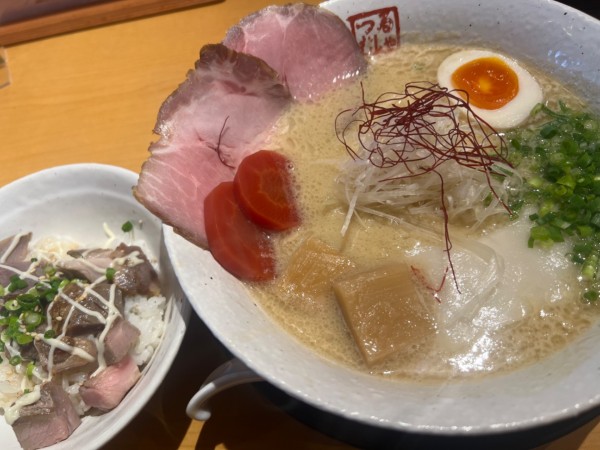 「【冬季限定】京小麦の白味噌らーめん+炙りちゃーしゅー丼・小」@らーめん鶴武者の写真