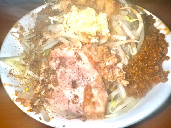 「【期間限定】担々まぜそば・ヤサイマシ(1200円)」@ラーメン荘 地球規模で考えろ ソラの写真