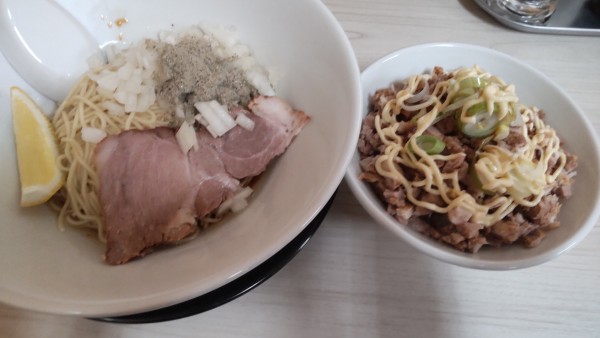 「油そば550円　豚めし（麺とセットで200円）」@寺カフェ 中華そば水加美の写真