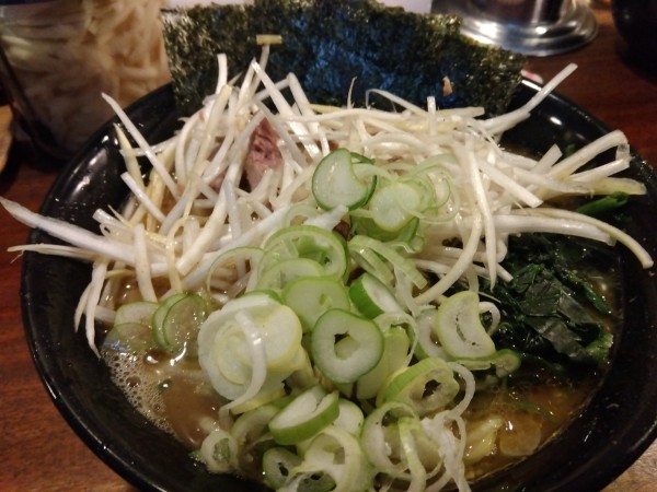 「ネギラーメン(白)+青ねぎ　950円」@家系ラーメン クックらの写真