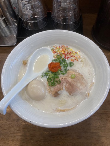 「とんこつ　赤　味玉」@自家製多加水極太麺 ISAMIの写真