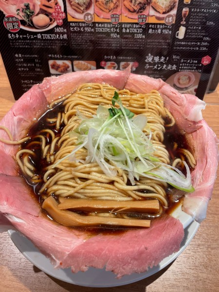 「濃厚煮干し醤油ラーメン自由TOKYO（特盛・チャーシュー5枚）」@ラーメン大戦争TOKYOの写真