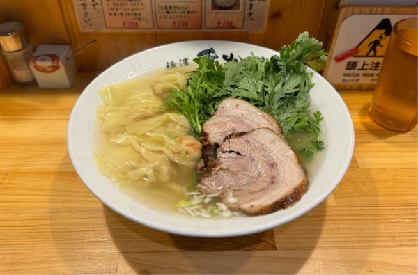 「海老ワンタン入り塩ら〜麺¥1350、春菊¥200」@横濱 本丸亭 新橋店の写真