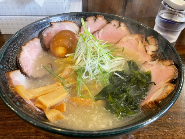 「塩　チャーシュー　味付け玉子」@らーめん 岳の写真