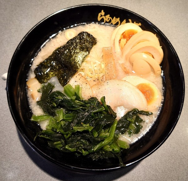 「嵐げんこつラーメン塩+ほうれん草、スラ玉(1120円)」@らあめん花月嵐 浦和仲町店の写真