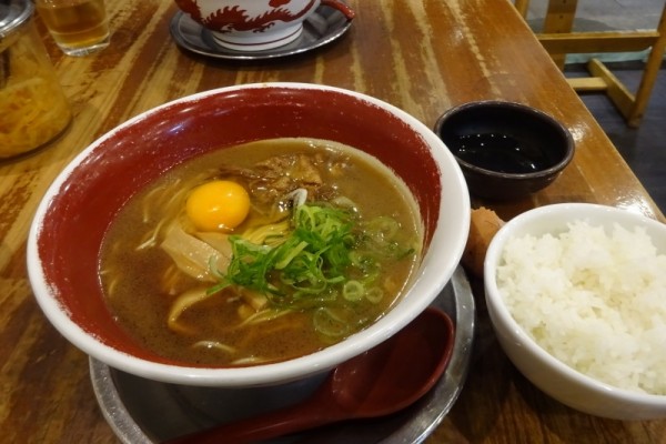 「徳島ラーメン７５０円＋ライス１５０円＋生卵（無料）」@徳島ラーメン 麺王 高松駅前店の写真