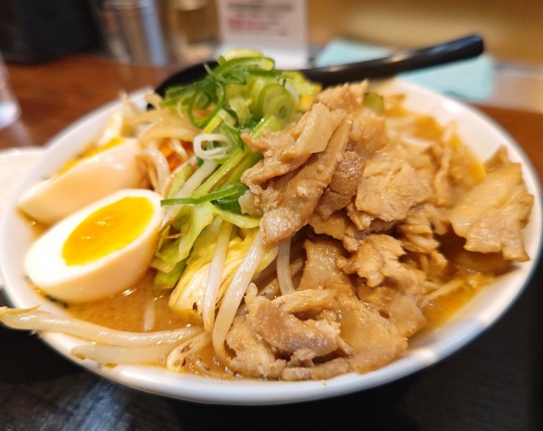 「贅沢味噌タンメン味玉肉増し」@札幌タンメン ベジ達 市ヶ谷店の写真