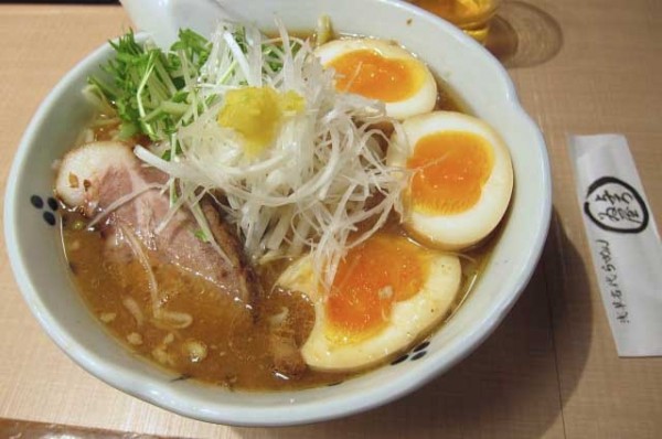 「冬味噌らーめん　1,100円＋縁たま（双子の味玉）　150円」@与ろゐ屋の写真