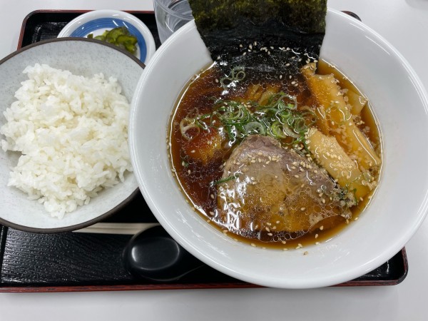 「ラーメン　半ライス」@だいにんぐママ 長伏店の写真