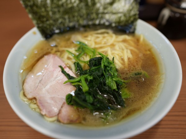 「ラーメン 並 麺硬め＋味濃いめ＋油多め＋サービスライス」@家系らーめん 武将家 外伝の写真