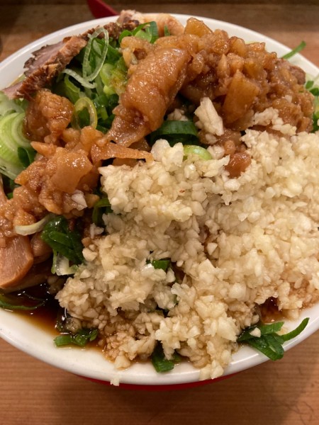 「ラーメン（並麺増し250）¥800、ネギ増し¥100」@らーめんやまちゃんの写真