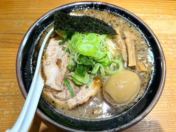 「濃厚中華そばブラック＋味玉」@中華蕎麦 ひら井の写真