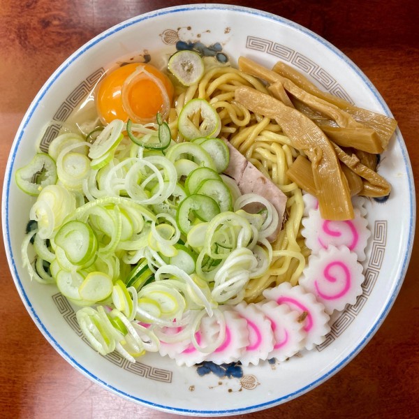 「キリンラガー → 油そば なると盛 ネギ盛 ＋ 半ライス」@珍々亭の写真