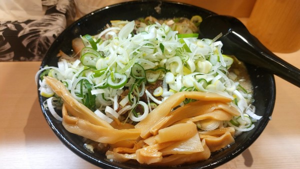 「辛ホルモンメン・ブタザンマイ・ネギザンマイ・メンマ」@ギットリラーメン ブタザンマイの写真