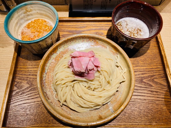 「つけ汁2種(豚骨魚介・坦坦)冷盛り 400g」@もちだやの写真