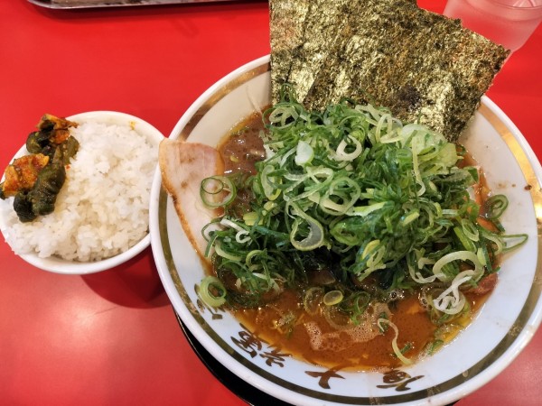 「九条ネギラーメン中盛り ライスバー」@家系ラーメン 裏大輝家 青物横丁店の写真