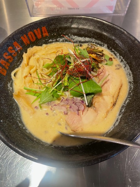 「グリーンカレーソバ(麺大盛)+小ライス」@BASSA NOVA 原宿店の写真