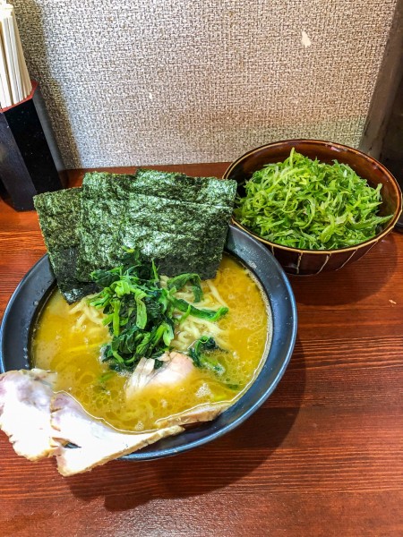 「ラーメン中盛（塩変更）+限定ネギW」@横浜家系らーめん 天王家 寒川総本店の写真