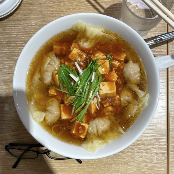 「麻婆豚肉ワンタン麺」@手包ワンタン専門店 港味の写真