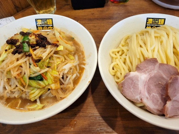 「辛辛濃菜麺つけ麺大盛+野菜大盛+生ニンニク」@濃菜麺 井の庄の写真