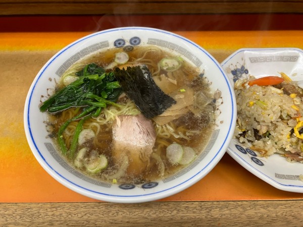 「ラーメン半チャーハン」@三楽の写真