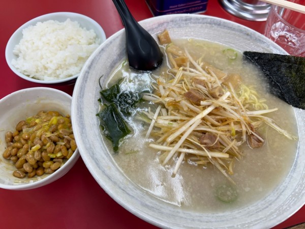 「ねぎラーメン850円+半ライス150円+納豆(サービス)」@ニューラーメンショップの写真