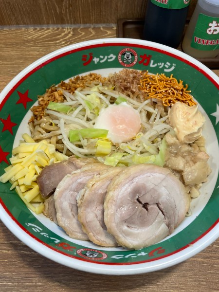 「卵まぜそば（大）アブラ、エビマヨ・チーズ・ベビースター・チャーシ」@ジャンクガレッジ しらこばと公園前店の写真