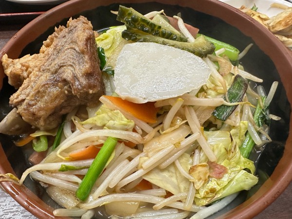 「野菜そば800円+そーき250円」@うちなーすば ヤージ小の写真