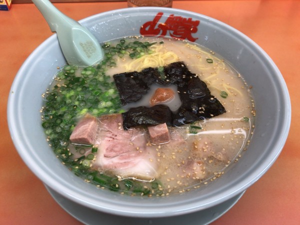 「朝ラーメン 中盛り(多め、濃いめ)+クーポンコロチャー 570円」@ラーメン山岡家 さいたま宮前店の写真