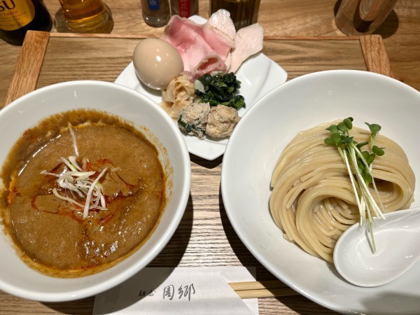 「赤つけ麺煮卵」@麺屋 周郷 神田店の写真