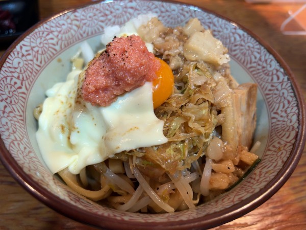 「明太チーズまぜそば並盛(1300円)チャーシュー３枚アブラタマネ」@まぜそば さなじの写真