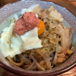 明太チーズまぜそば並盛(1300円)チャーシュー３枚アブラタマネ