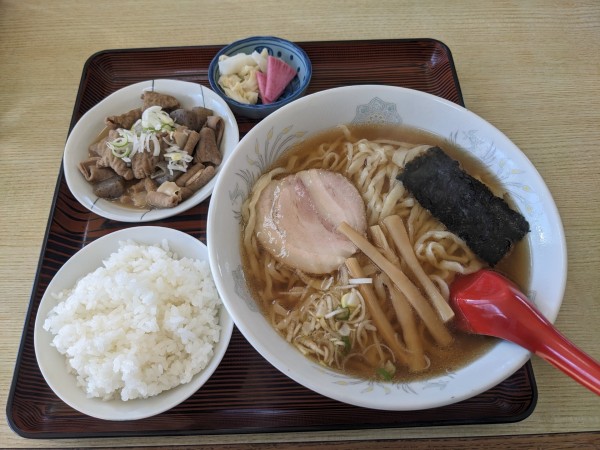 「らーめん大+もつ煮セット 1200円」@手打ちラーメン 菊屋 北成島店の写真
